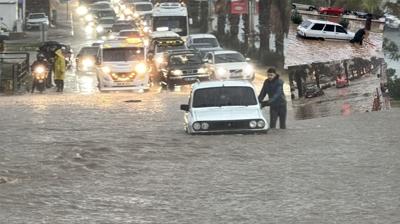 Mula sular altnda! Vatandalar caddelerde mahsur kald