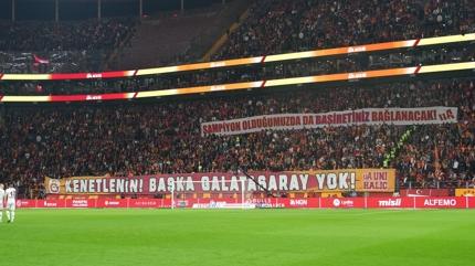 Galatasaray taraftarlarndan ampiyonluk pankartlar