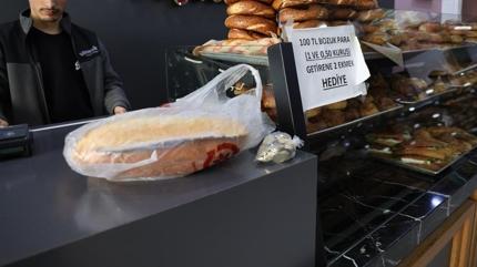 Y�z lira bozuk para getirene iki ekmek hediye