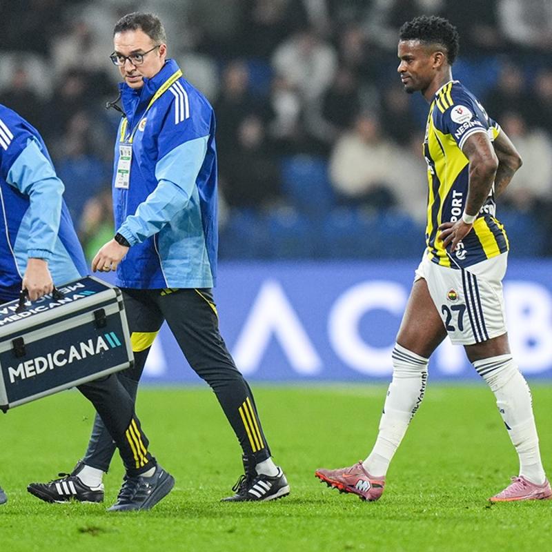 Fenerbah�e'ye k�t� haber! Y�ld�z futbolcu sakatlanarak devam edemedi