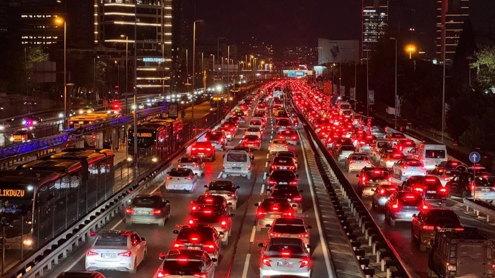 İstanbul'da hafta sonu trafiği... Yollar kilitlendi