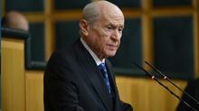 MHP Genel Bakan Baheli aklamalarda bulunuyor 