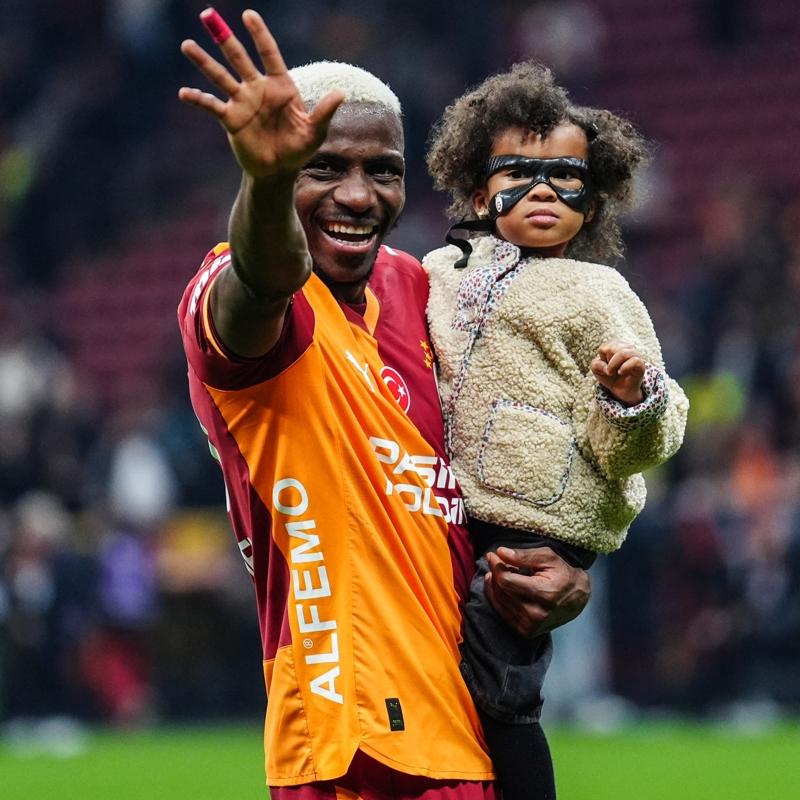 Yine Galatasaray' srtlad! Victor Osimhen durmak bilmiyor