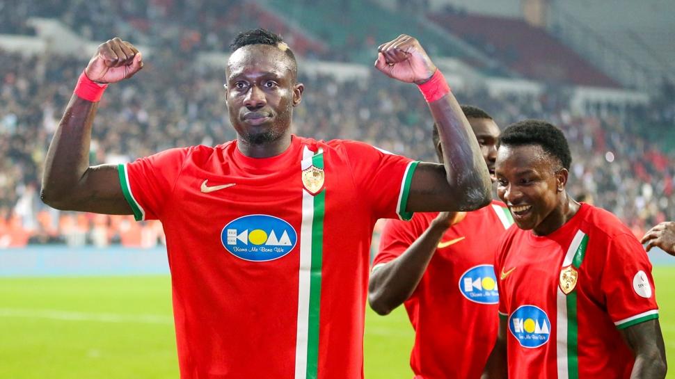 1. Lig'in kralı! Galatasaray'ın eski yıldızı Mbaye Diagne tozu dumana katıyor