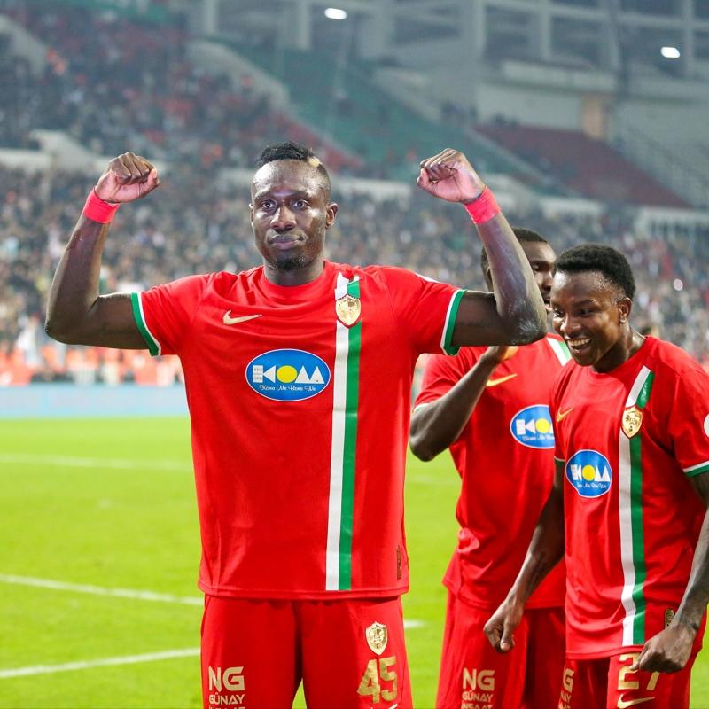 1. Lig'in kral! Galatasaray'n eski yldz Mbaye Diagne tozu dumana katyor