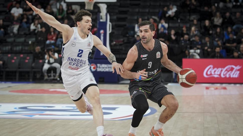 Anadolu Efes'te düşüş sürüyor! Ligde üst üste 4. mağlubiyet