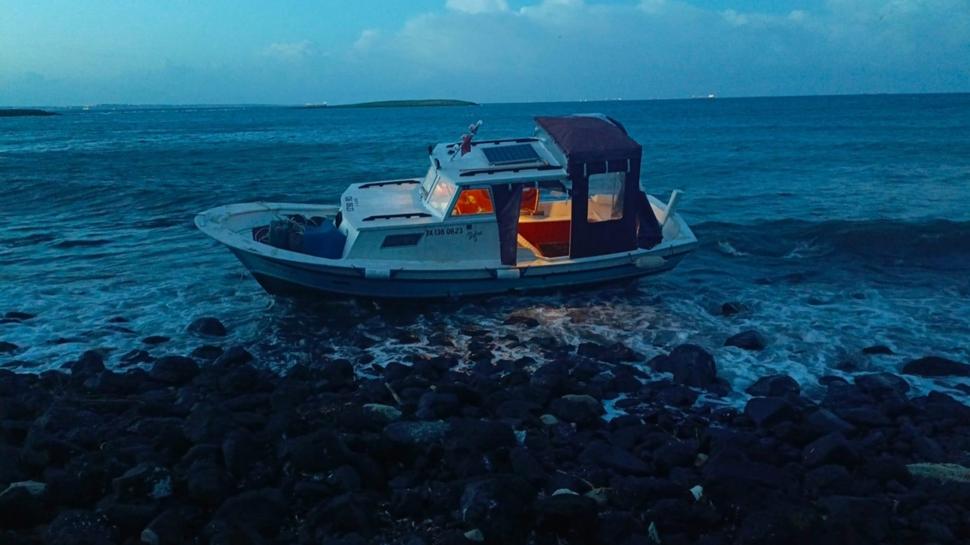 Çanakkale'de tekne karaya oturdu: 2 kişi kurtarıldı