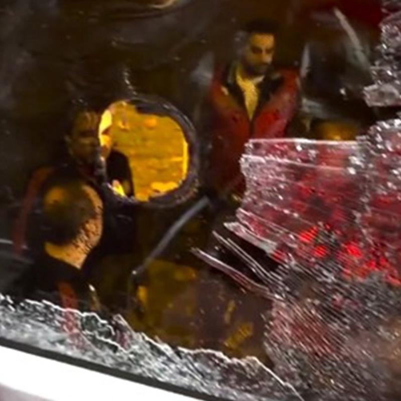 Galatasaray tak�m otob�s�ne ta�l� sald�r�!