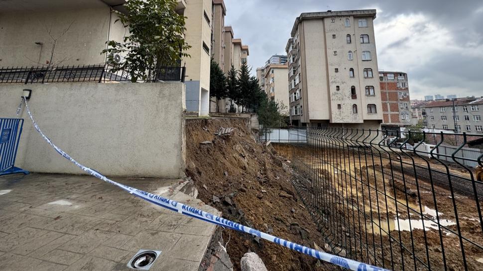 Kadıköy'de istinat duvarı çöktü: Bina boşaltıldı