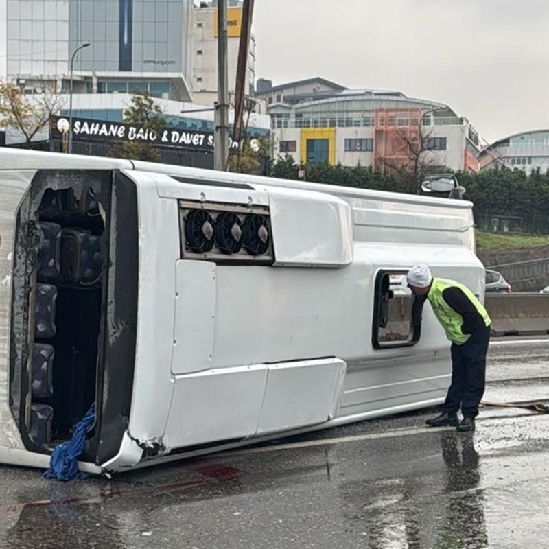 Maltepe'de servis minibs devrildi: Yarallar var