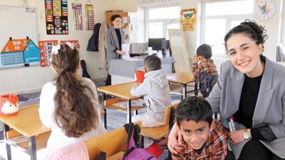 4 ��renci tek ��retmen! Sevgisi ve eme�iyle k�y okulunu s�cak bir yuva haline getiriyor