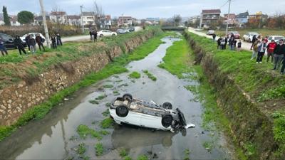 Bursa'da otomobil dereye devrildi: Yarallar var
