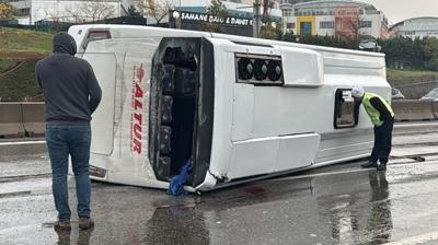 Maltepe'de servis minibs devrildi: Yarallar var