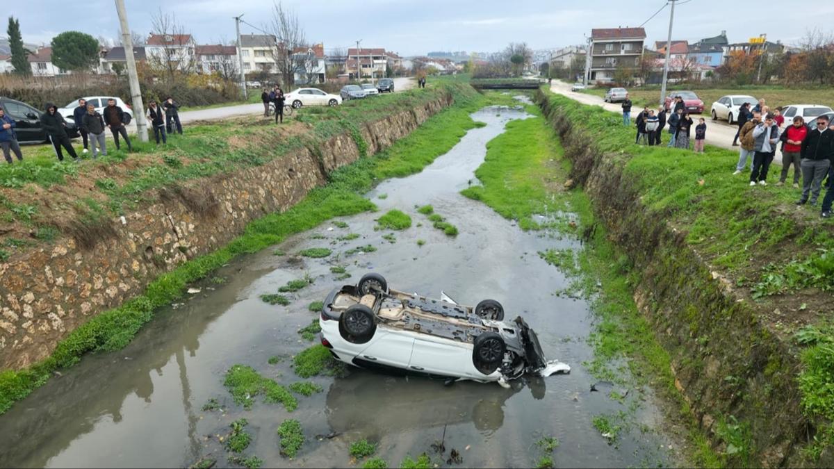 inegol trafik kazasi otomobil dereye devrildi yarali insanlar otomobil kaza negl yaral Bursa dere kaza fotoraflar resimleri