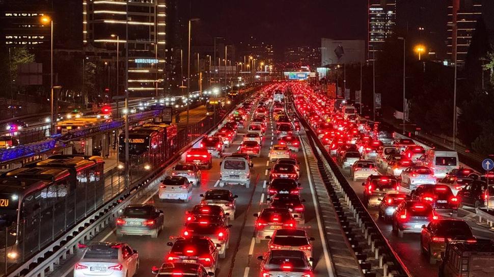 Araçlar ilerlemiyor! Megakentte pazartesi çilesi