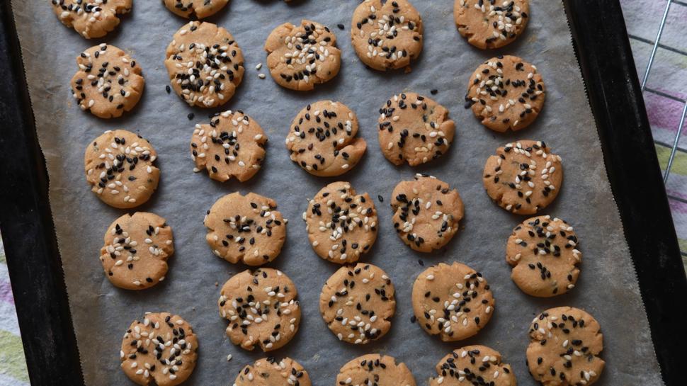 D�nyan�n en kolay tuzlu kurabiye tarifi: K�y�r k�y�r da��l�p, buram buram kokacak