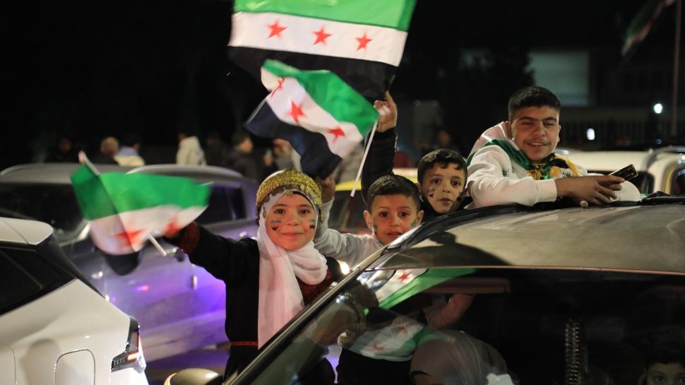 'Özgür Suriye' 1 yaşında: 61 yıllık rejimin çöküşü meydanlarda kutlandı