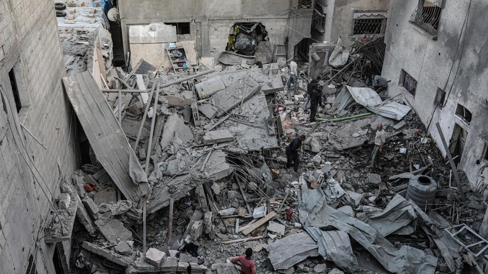 Soykırımcı yine hedef aldı! Gazze'de binaları havaya uçurdu