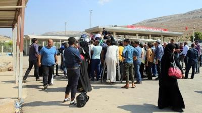 Devrik rejimin ardndan... lkelerine dnen Suriyeli says akland