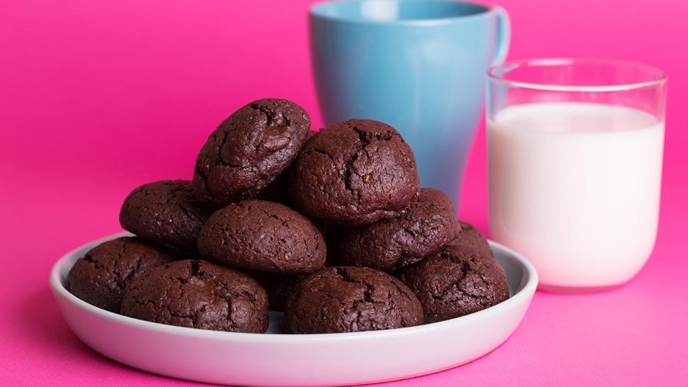 Çikolata dolgulu yumuşacık lezzet: En kolay ıslak kurabiye tarifi