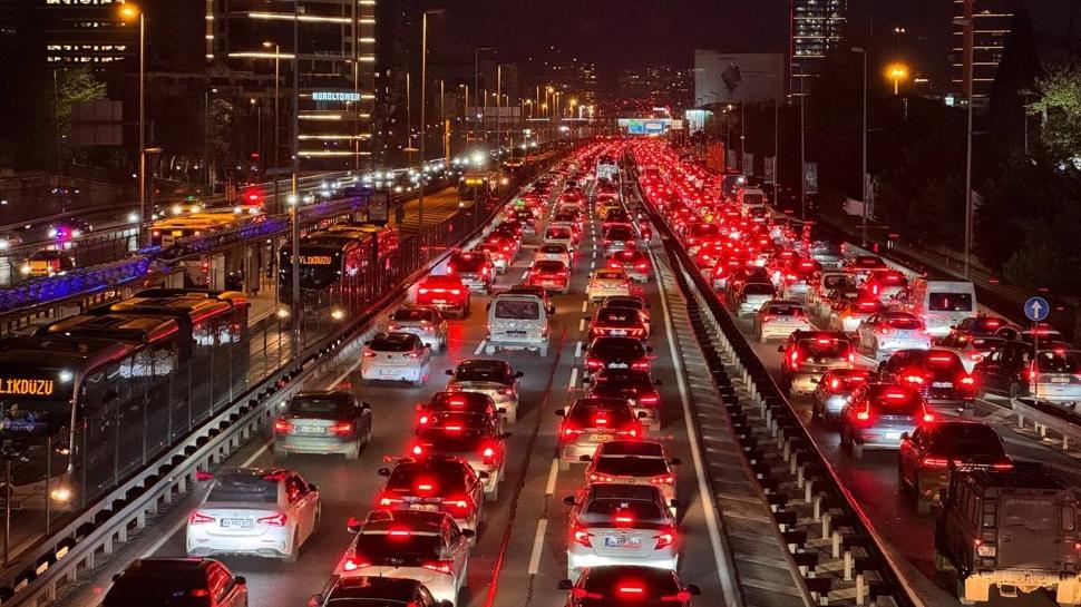 İstanbul'da trafik çilesi... Yoğunluk yüzde 80'i aştı