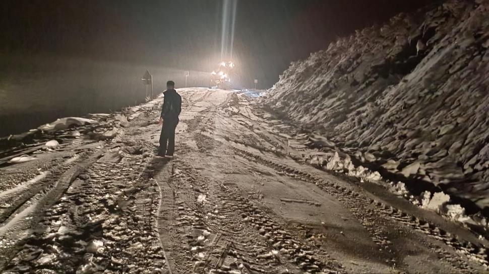 Muş kara teslim oldu... Yolda mahsur kalan 10 kişi kurtarıldı