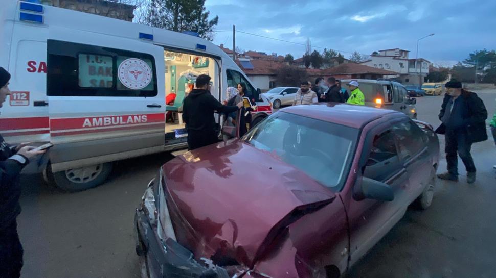 Sivas'ta iki otomobil çarpıştı: 3 kişi yaralandı