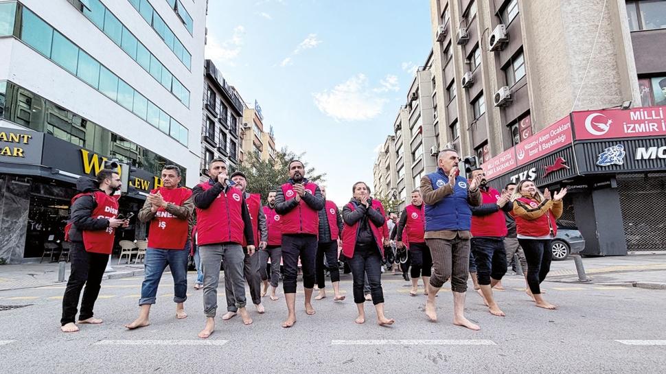Yalınayak maaş isyanı... İzmir'de Belediye çalışanları iş bıraktı