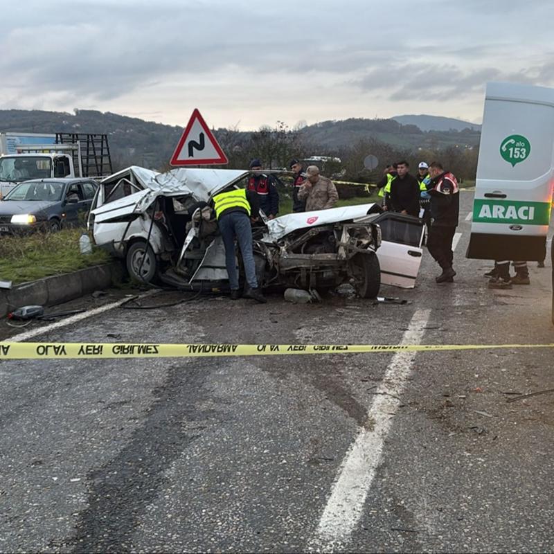 Zonguldak'ta otomobil kamyona �arpt�: �l� ve yaral�lar var