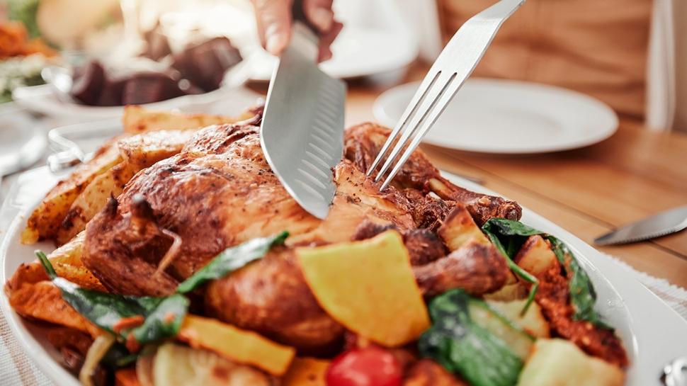 Hindinin yan�nda t�ketenler yand�! Y�lba��nda hastanelik edebilir