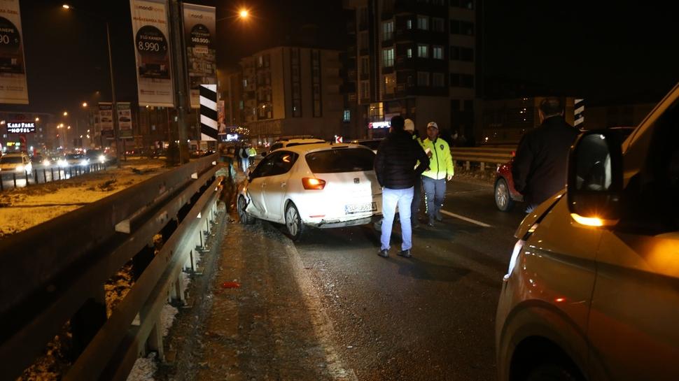 Kars'ta zincirleme kaza... 11 araç birbirine girdi