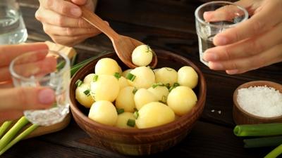 Halarken patates suyuna 1 kak ekleyin! Patates soymann en basit yntemi