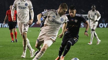 Karaba, Ajax karsnda frsat tepti