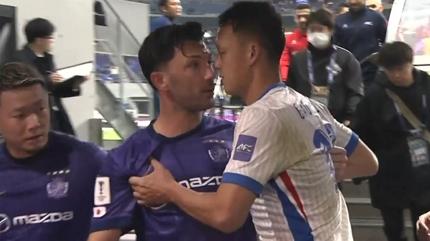 Tansiyon ykseldi! Tolgay Arslan soyunma odas koridorunda tartma yaad