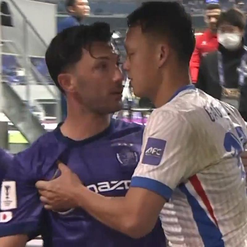 Tansiyon ykseldi! Tolgay Arslan soyunma odas koridorunda tartma yaad