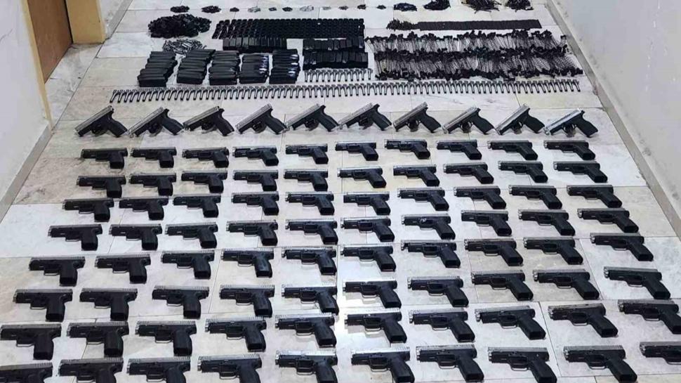 Bagaj değil silah deposu: Onlarca ruhsatsız tabanca ele geçirildi