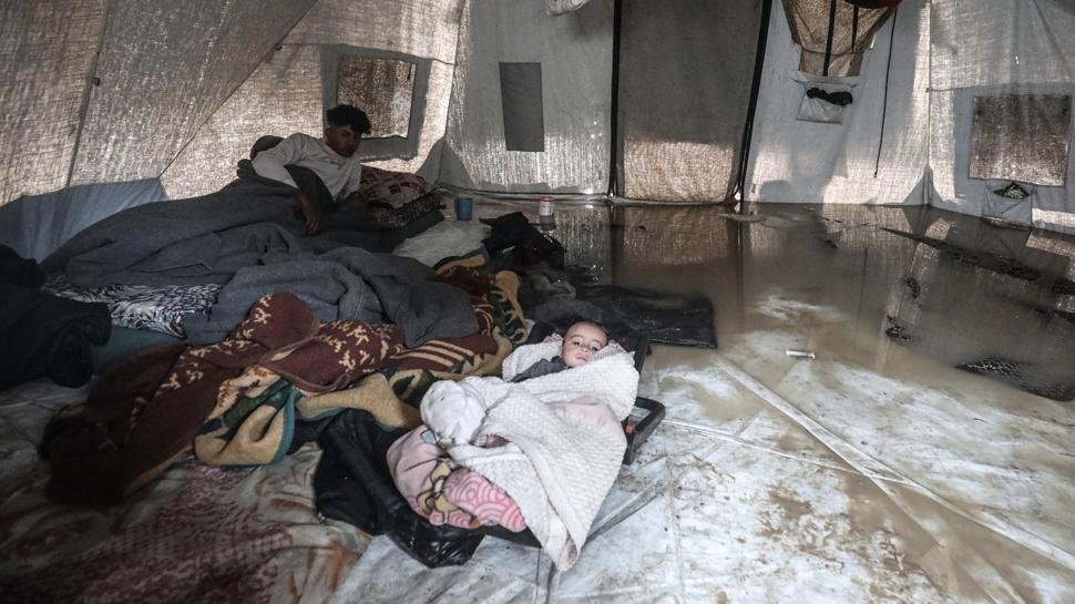 Gazze'de insanlık dramı! Bir bebek soğuktan öldü