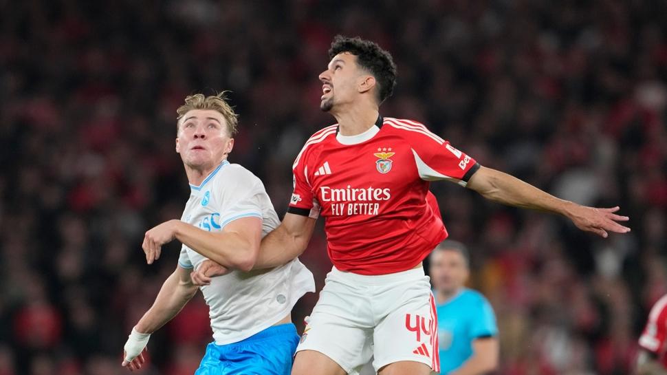 Jose Mourinho'lu Benfica, Napoli'yi devirdi