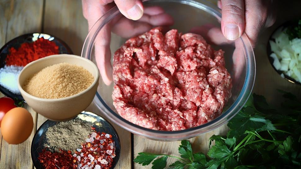 K�fte harc�na yumurta m� galeta unu mu kat�lmal�? Hangisi daha iyi? Mutfak tart��mas�na son!