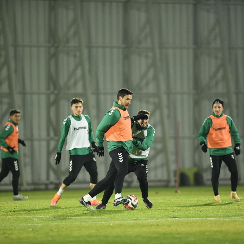 Konyaspor, Fenerbahe ma ncesi almalarna devam etti