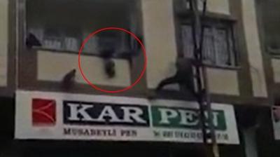 ocuk balkonda asl kald: Korku dolu anlar kayda alnd