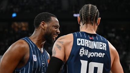 Anadolu Efes, Valencia deplasmannda