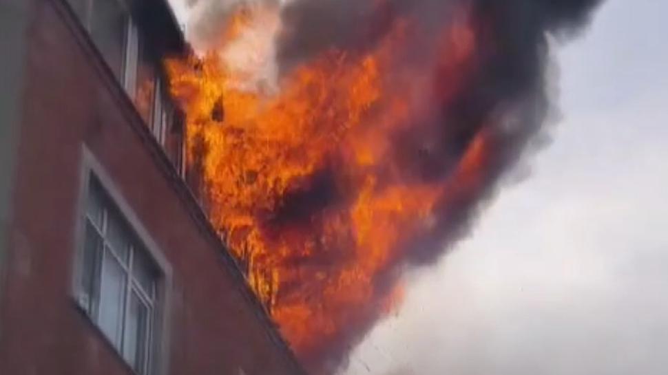 5 katlı binada can pazarı! Alevlerin arasına atladı