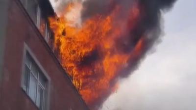 5 katl binada can pazar! Alevlerin arasna atlad