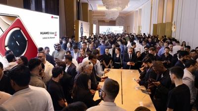 Huawei yeni �r�nlerini tan�tt�