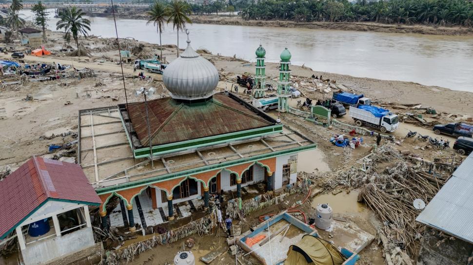 Endonezya'da felaketin bilançosu ağırlaştı: Can kaybı bine yükseldi