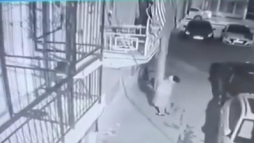 Balkondaki halıyı böyle çaldılar: Saniyeler içinde kayıplara karıştı