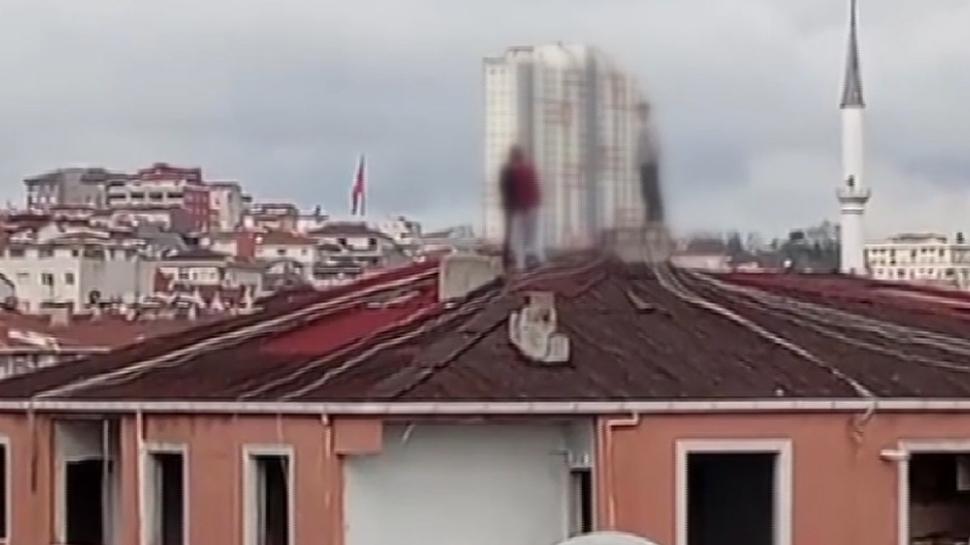 Çocukların çatıdaki tehlikeli oyunu kamerada