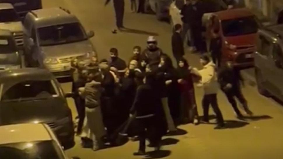 Çocukların kavgasına aileler dahil oldu: Ortalık savaş alanına döndü