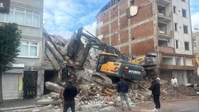 �st�ne beton par�alar� d��t�: �� makinesi operat�r� yaraland�